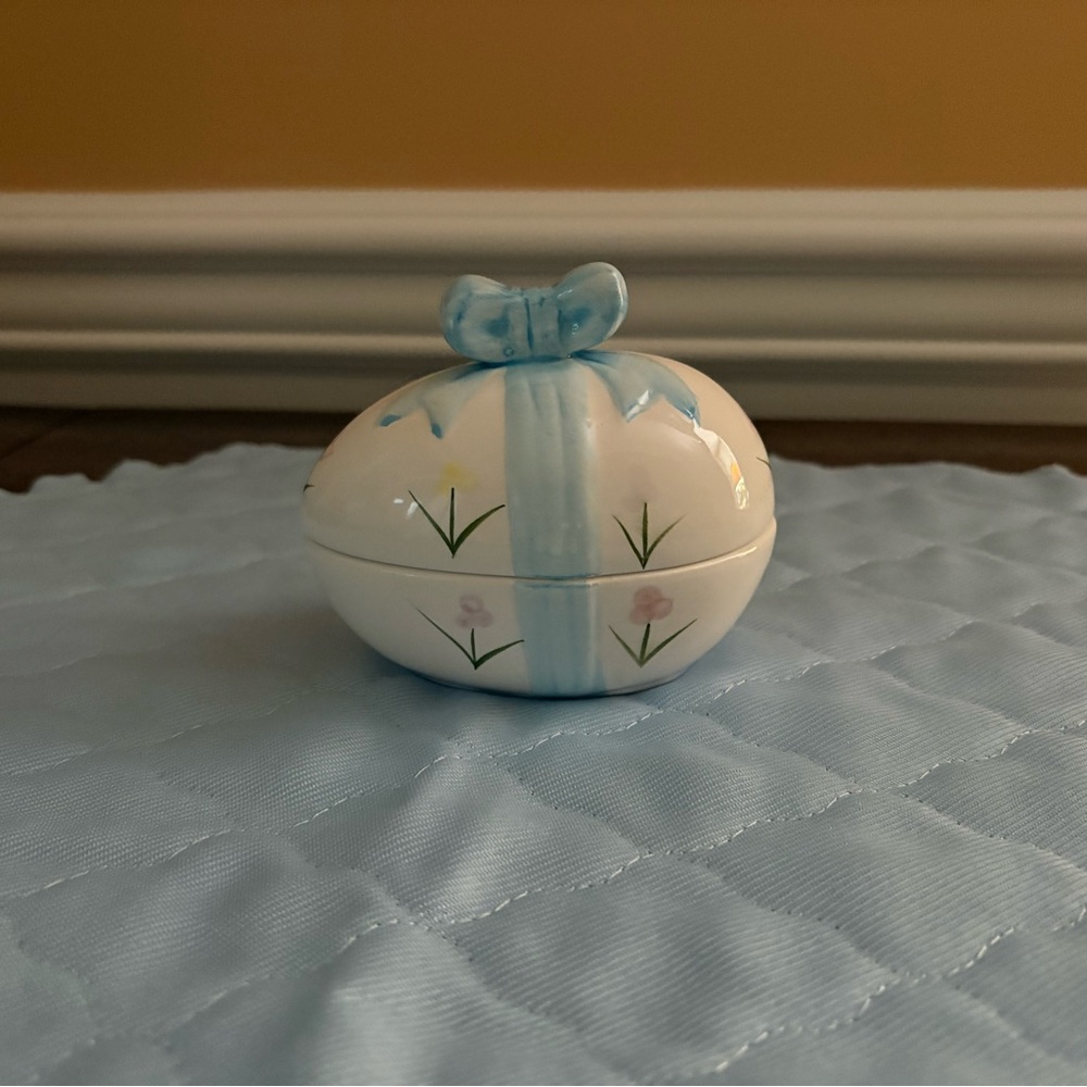 Ceramic Easter Egg Trinket Box with Blue Ribbon. Vintage. NEW - Picture 3 of 9